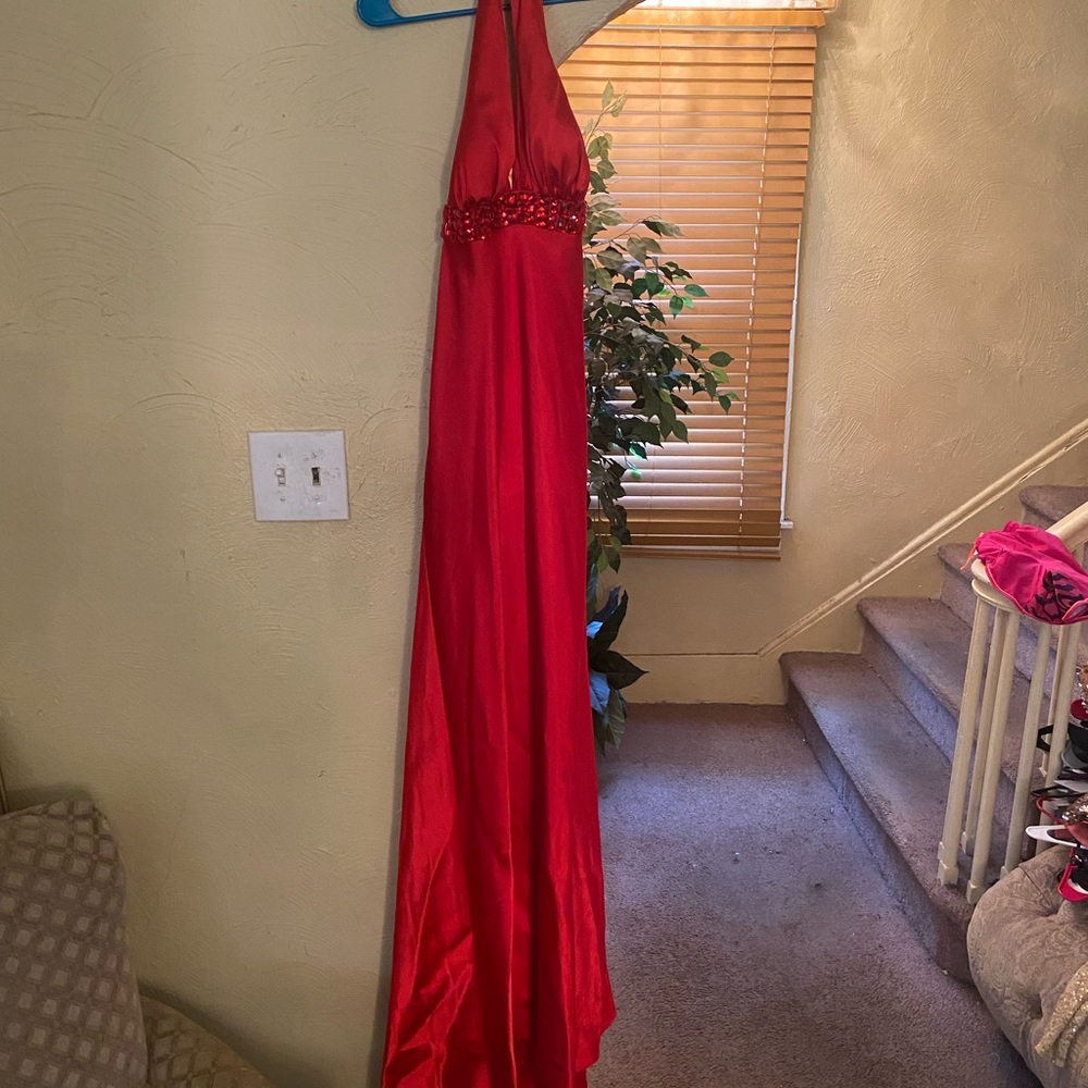 A beautiful red long dress for a nice day out. - Picture 1 of 3